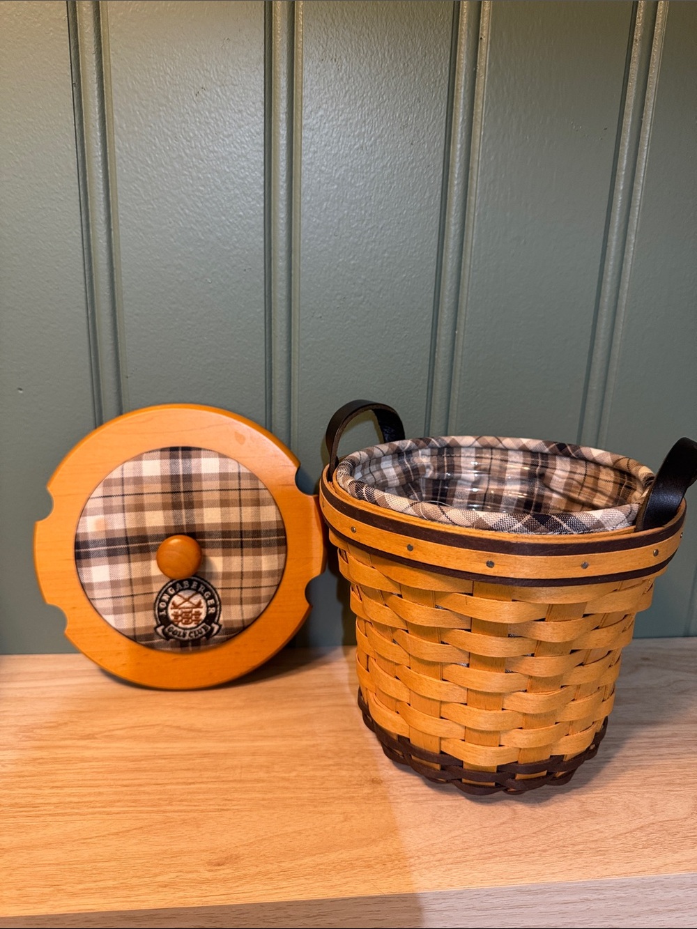 Longaberger golf club Woven Basket w/ wood lid, Plaid Liner & plastic protector